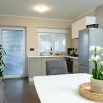 Lucija 2416 דירה וודניאן